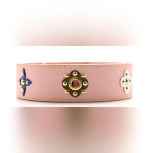 This is an authentic LOUIS VUITTON Epi Mechanical Flower Bandouliere Shoulder